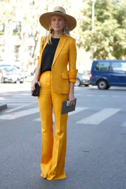 traje casual elegante amarillo