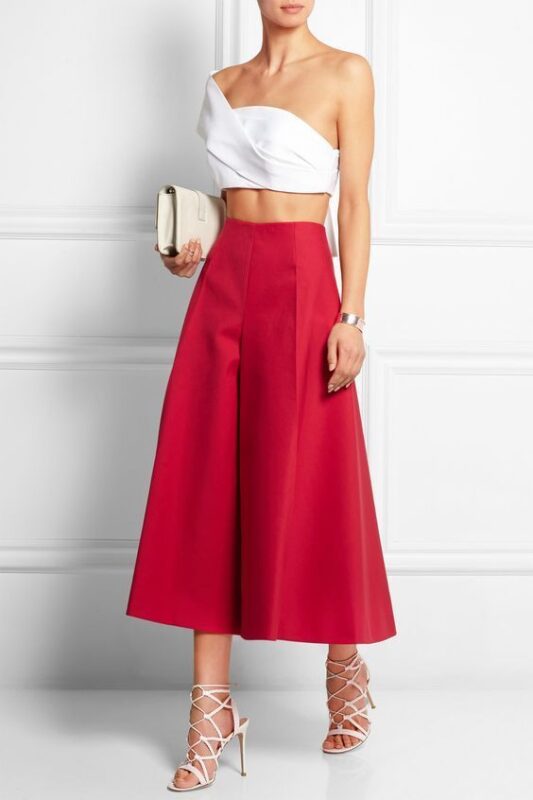 pantalon culotte rojo con top blanco