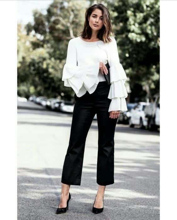 pantalon negro recortado con blusa blanca mangas largas