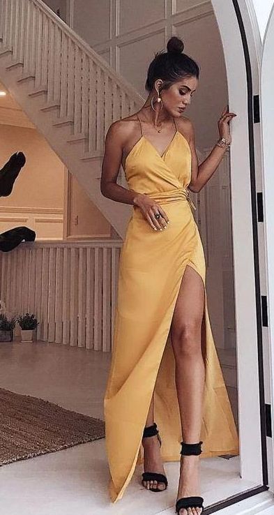 vestido amarillo largo con tajo