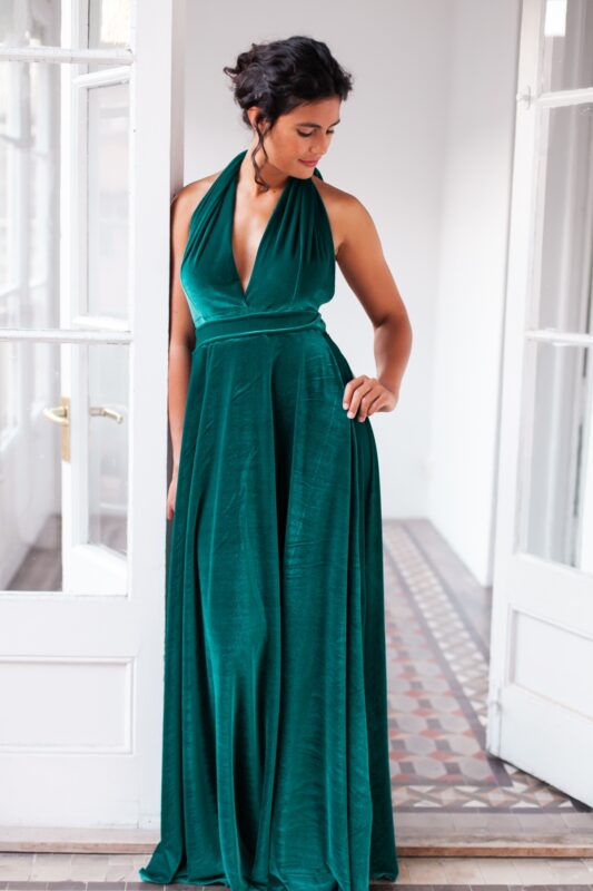 Vestido largo sencillo y elegante de terciopelo verde oscuro esmeralda Gala Velvet