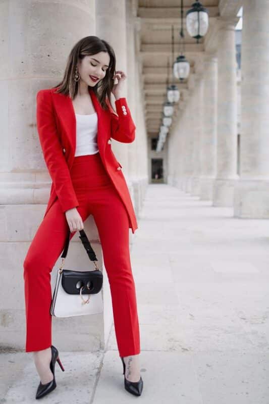look elegante traje rojo