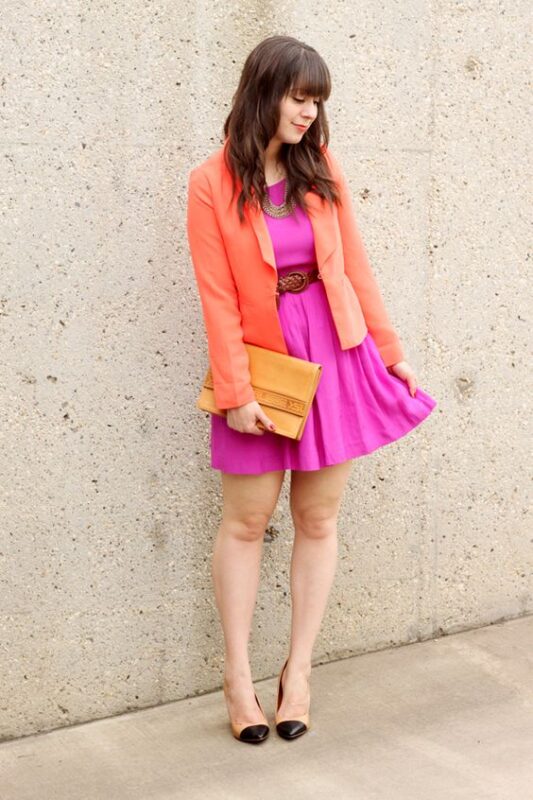 vestido fucsia con blazer naranja