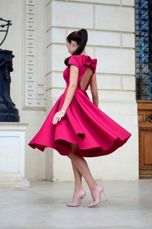 vestido fucsia con zapatos rosa