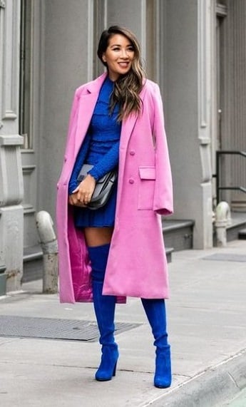 vestido azul electrico con tapado rosa