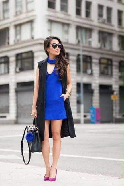 vestido azul electrico y sanalias fucsia