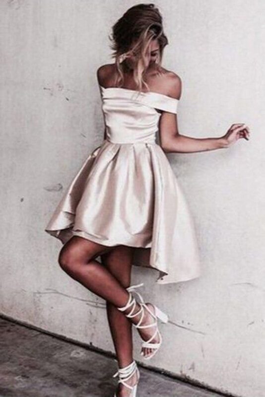 vestido beige con zapatos blancos