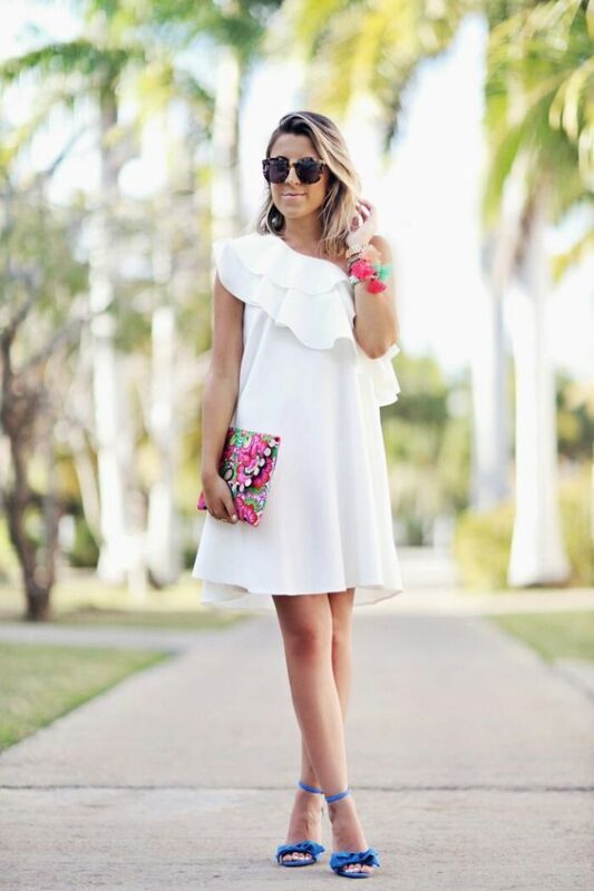 outfit colorido con vestido blanco