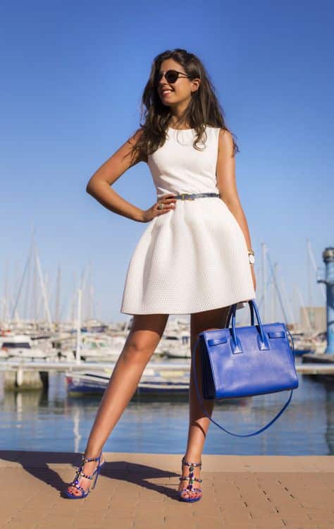 zapatos azules con vestido blanco