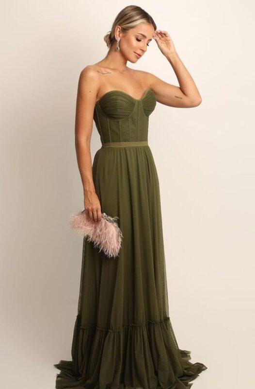 vestido de fiesta verde oliva con cartera rosa palido