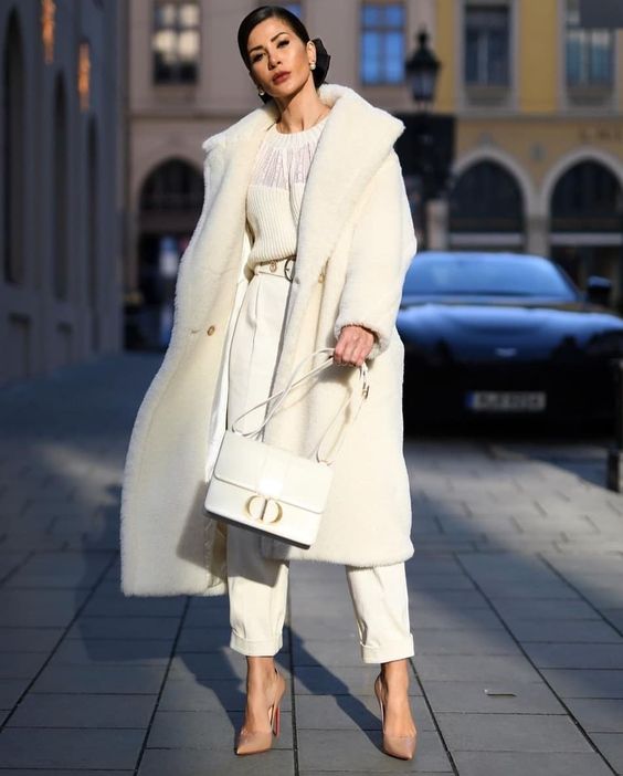 Outfit con pantalon blanco elegante para invierno con tapado