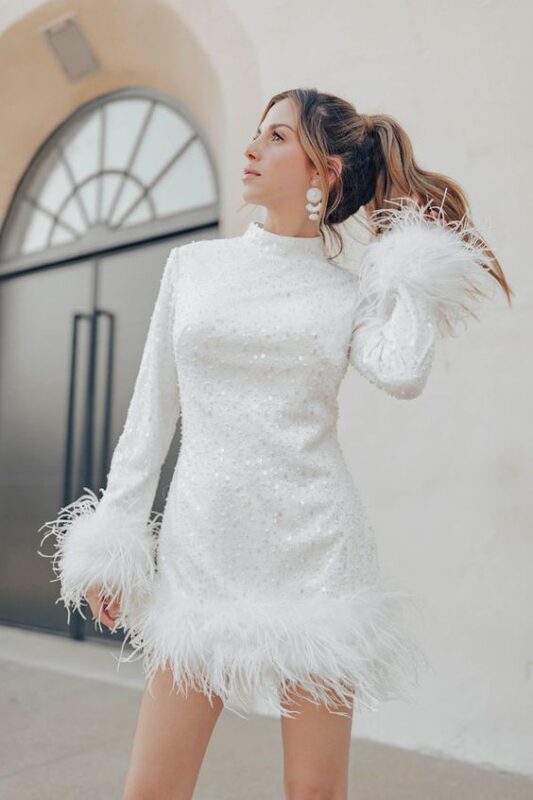 Outfit con vestido corto blanco mangas largas para invierno