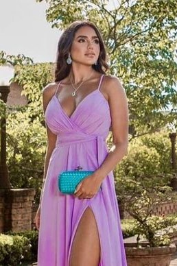 vestido lila con cartera de color