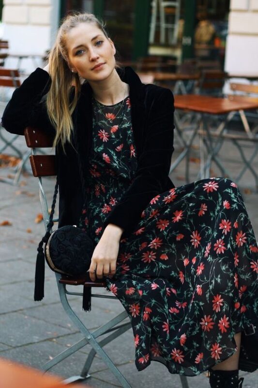 Outfit para ir a tomar un cafe en primavera con vestido estampado