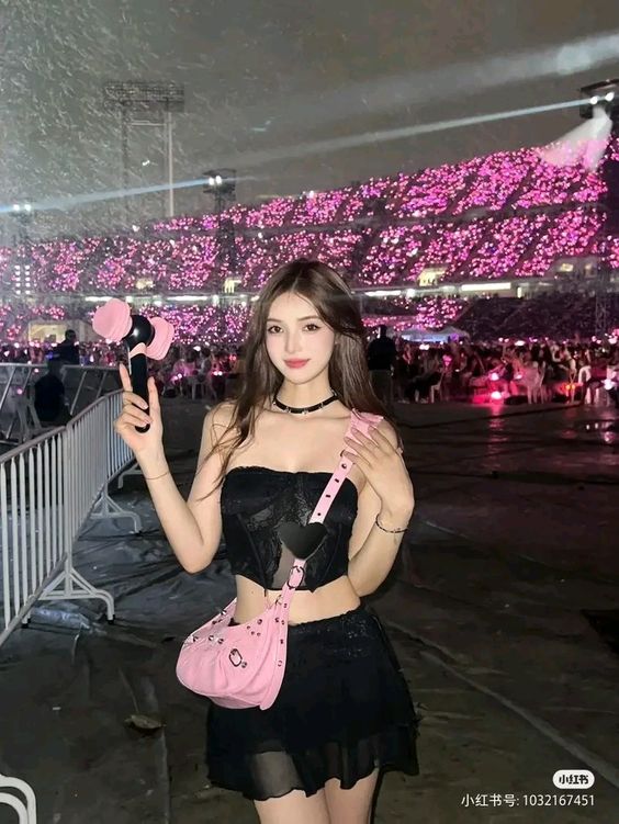 outfit concierto kpop negro con rosa
